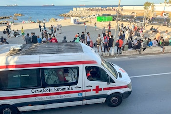 Llegan los vehículos de Cruz Roja a la playa del Trampolín. (EFE/Reduan)