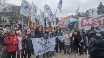 Marcha contra la ley de propiedad privada, en vivo: pese a la lluvia, los manifestantes protestan en la zona del Congreso