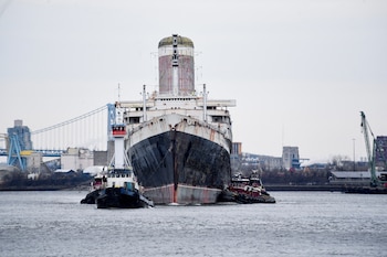 Las cubiertas superiores del barco quedarán a 18 metros de la superficie marina a 41 kilómetros de Destin para facilitar las inmersiones de buceo (REUTERS/Matthew Hatcher)