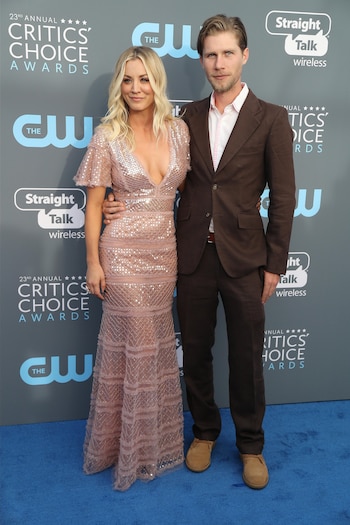 Imagen de archivo de la actriz Kaley Cuoco y su marido Karl Cook. EFE/ANDREW GOMBERT