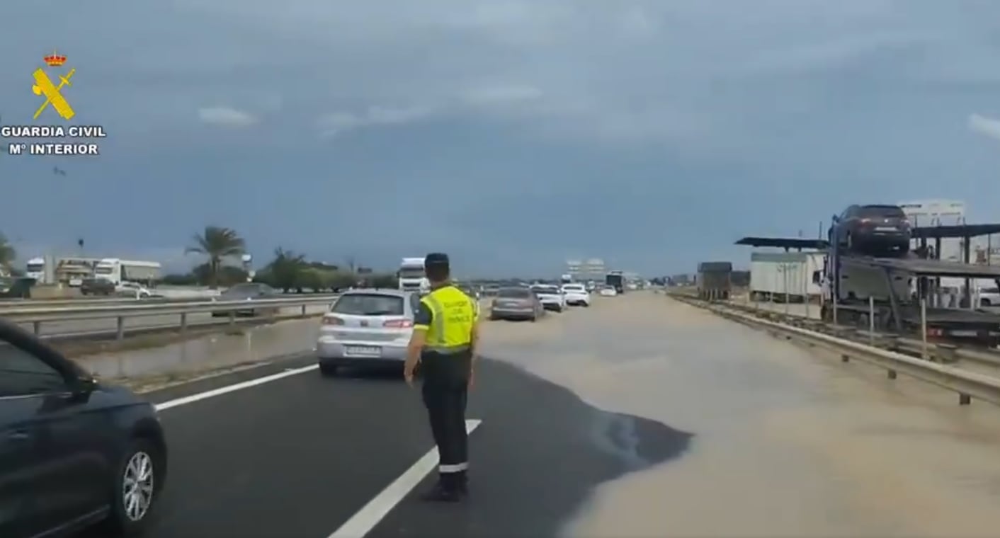 La Guardia Civil ha difundido imágenes de la acumulación de agua en la A-30 durante el temporal en Murcia (@guardiacivil)