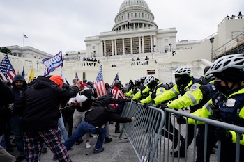 Trump se enfrenta a cargos federales por sus esfuerzos para subvertir las elecciones de 2020 y por el asalto al Capitolio estadounidense el 6 de enero de 2021 por parte de sus partidarios (AP Foto/Julio Cortez)