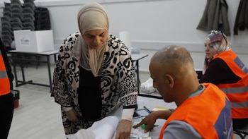 El presidente palestino celebra las elecciones municipales como una victoria tras depositar su voto