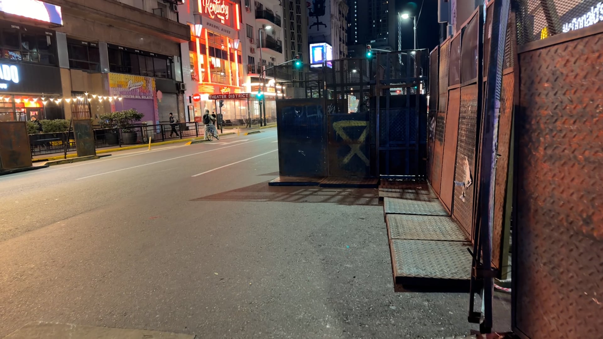 Vallaron la zona del local de comidas frente al Obelisco