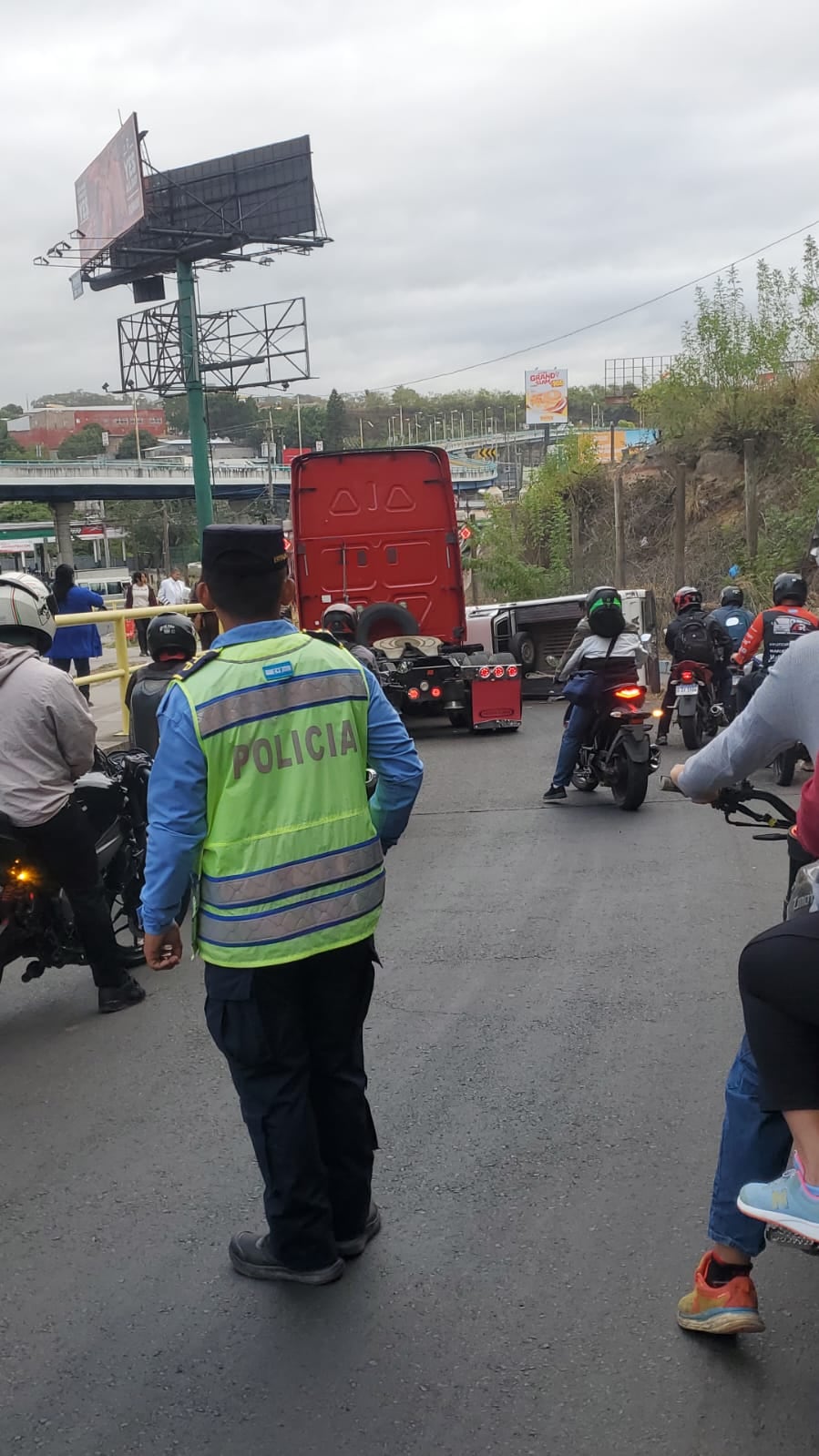 Un comisionado de la Policía Nacional resultó herido durante el enfrentamiento con los transportistas.