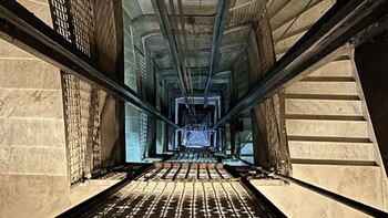 Escaleras de mármol y ascensor