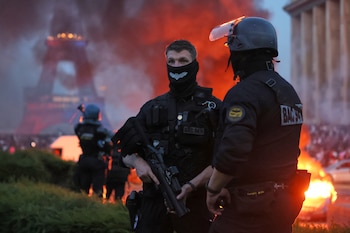 Um carro foi incendiado e fogos de artifício foram disparados durante a comemoração do PSG em Paris após a final da Liga dos Campeões (AP Photo/Thomas Padilla)