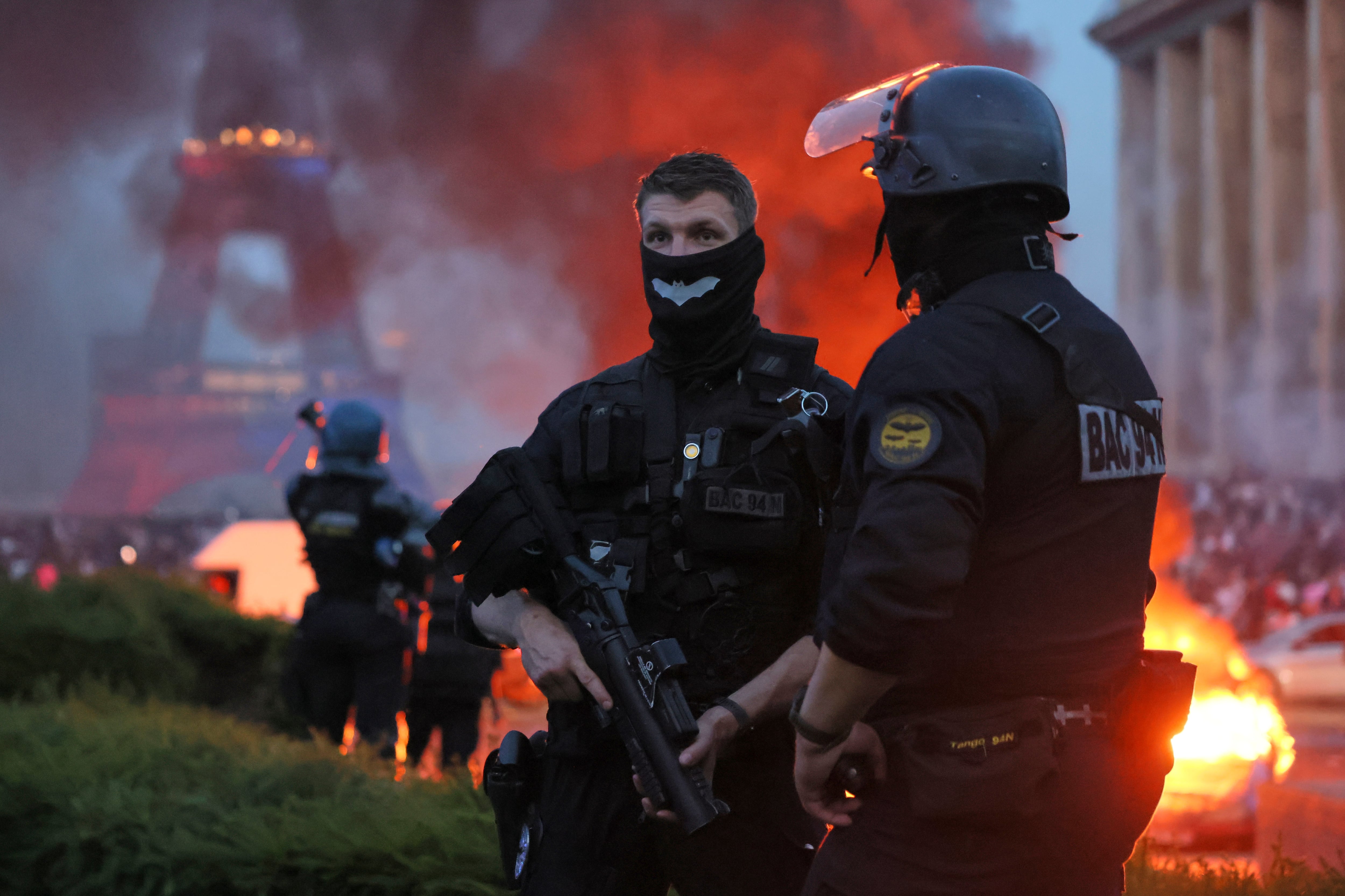 Un auto se incendió y lanzaron fuegos artificiales durante los festejos del PSG en París tras la final de la Champions (Foto AP/Thomas Padilla)