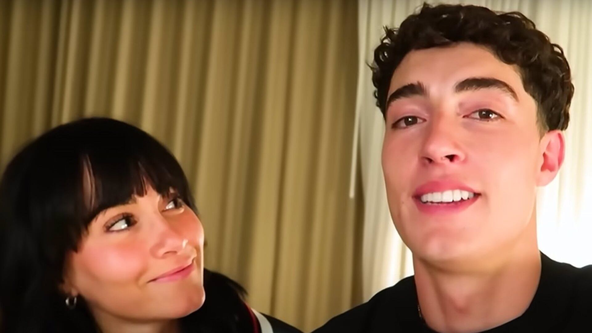 Aitana y Plex en una habitación de hotel en Nueva York (YOUTUBE/YOSOYPLEX).