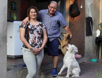 Fabricio Chicas, un hombre transgénero, a la derecha, posa para una foto con su pareja Elizabeth López y sus mascotas en su casa en San Salvador, El Salvador, el domingo 30 de abril de 2023. Aunque en 2022 la Corte Suprema determinó en 2022 que la falta de condiciones para que alguien cambie su nombre por razones de identidad de género constituye un trato discriminatorio, Fabricio, de 49 años, no ha podido modificar su nombre ni si género en su documento de identidad. (AP Foto/Salvador Meléndez)