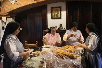 Monjas empaquetan los dulces navideños