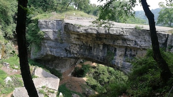 El puente colgante de piedra a menos de una hora de Verona que está sobre dos cuevas: inspiración de Dante y parte de una ruta de senderismo de libro