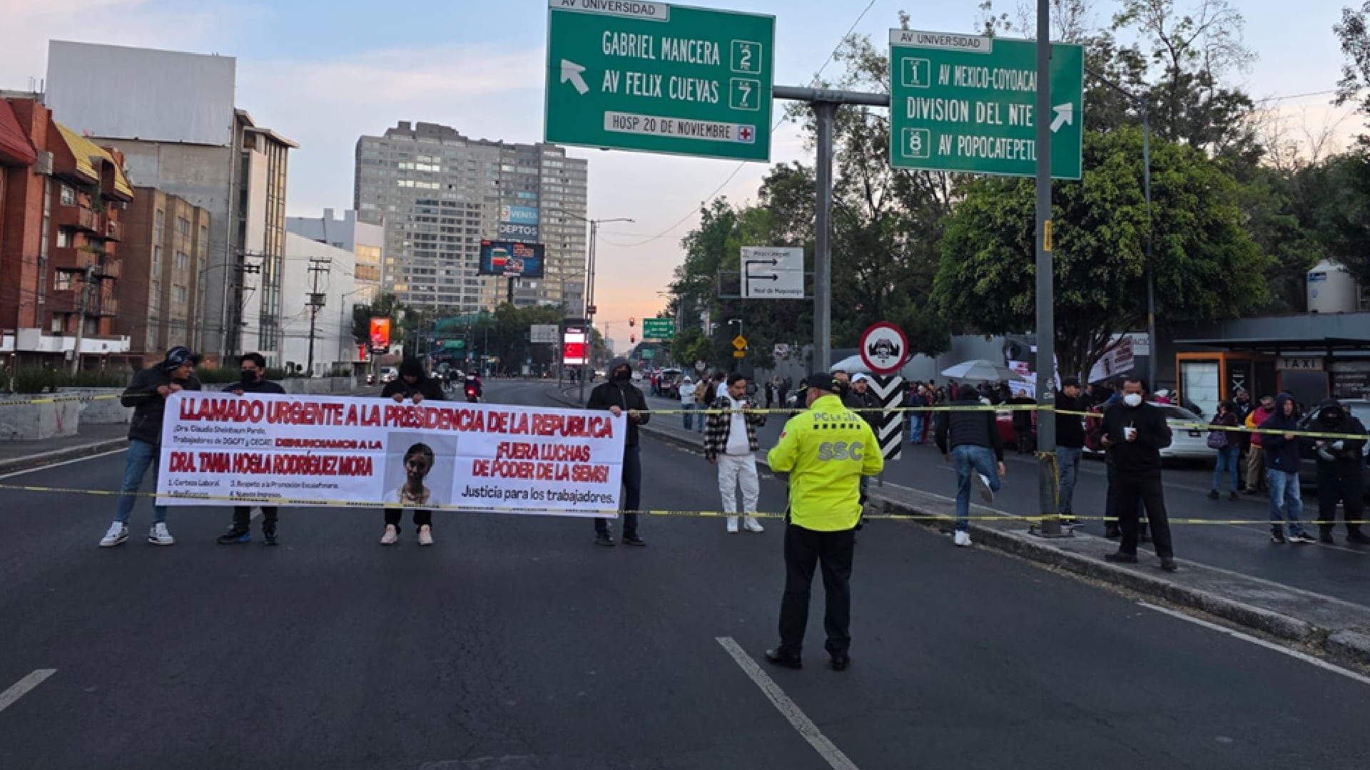 Bloqueos, manifestaciones y accidentes viales en CDMX y Edomex hoy 14 de enero: camión de carga descompuesto en Distribuidor Vial Heberto Castillo a la altura de Eje 1 Norte