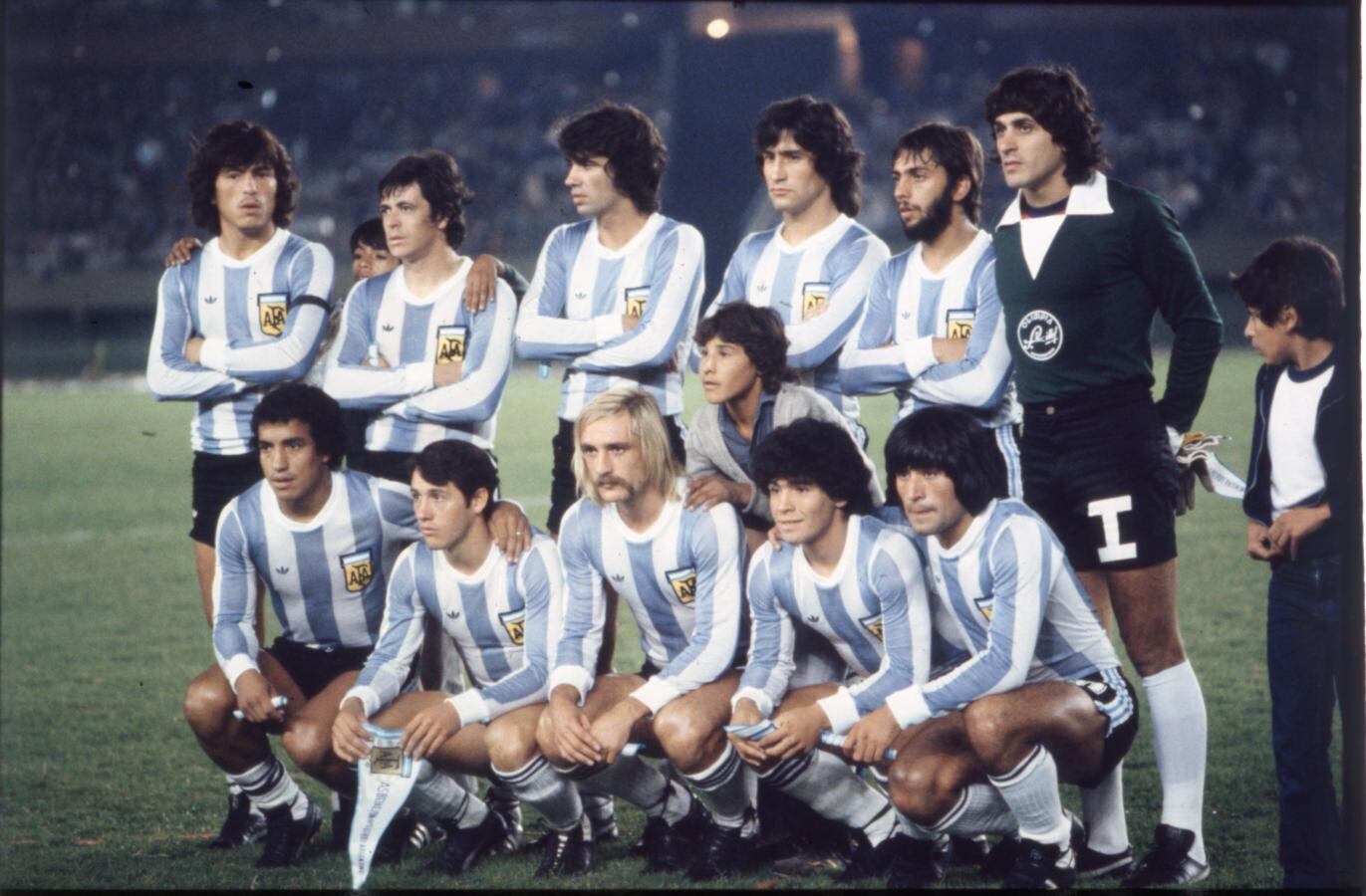 En la selección argentina, donde compartió equipo con Passarella, Fillol, Gallego y Maradona, entre otros