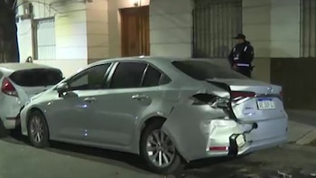 El Toyota Corolla, uno de los tres vehículos que sufrió roturas producto de la colisión múltiple ocasionada por el conductor prófugo (TN)