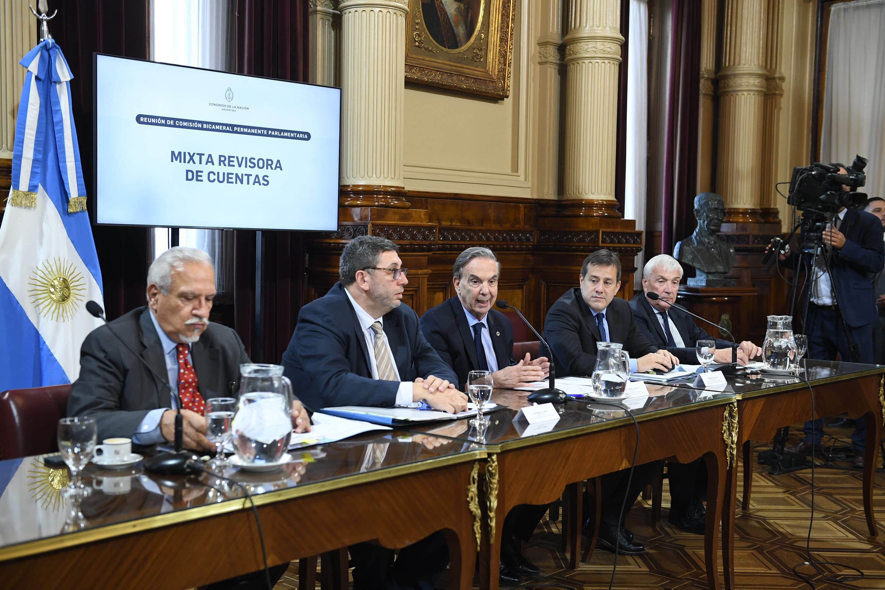 El diputado del peronismo disidente y presidente de la bicameral mixta Revisora de Cuentas, Miguel Pichetto; junto al titular de la Auditoría General de la Nación (AGN) y legislador porteño electo, Juan Manuel Olmos, durante una reunión realizada el año pasado (Prensa Senado)