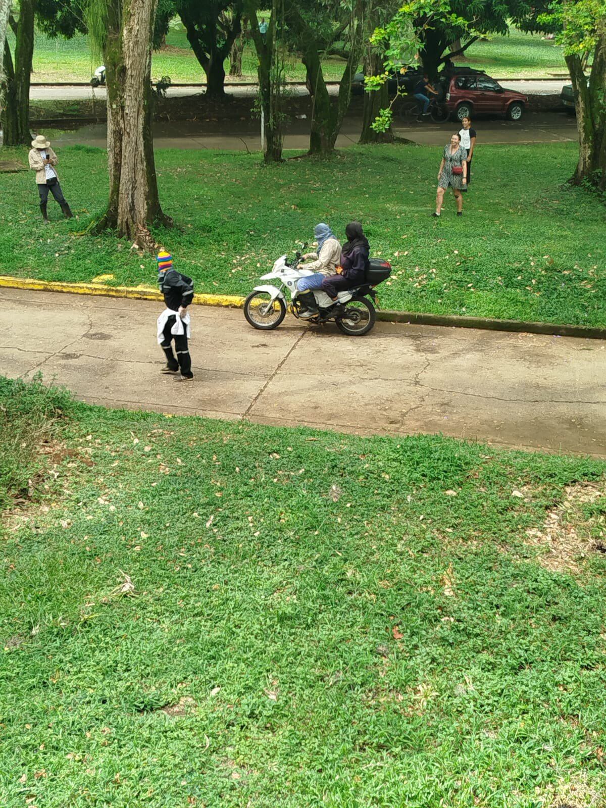 Los encapuchados fueron captados con la moto hurtada - crédito @RobertoOrtiz/X