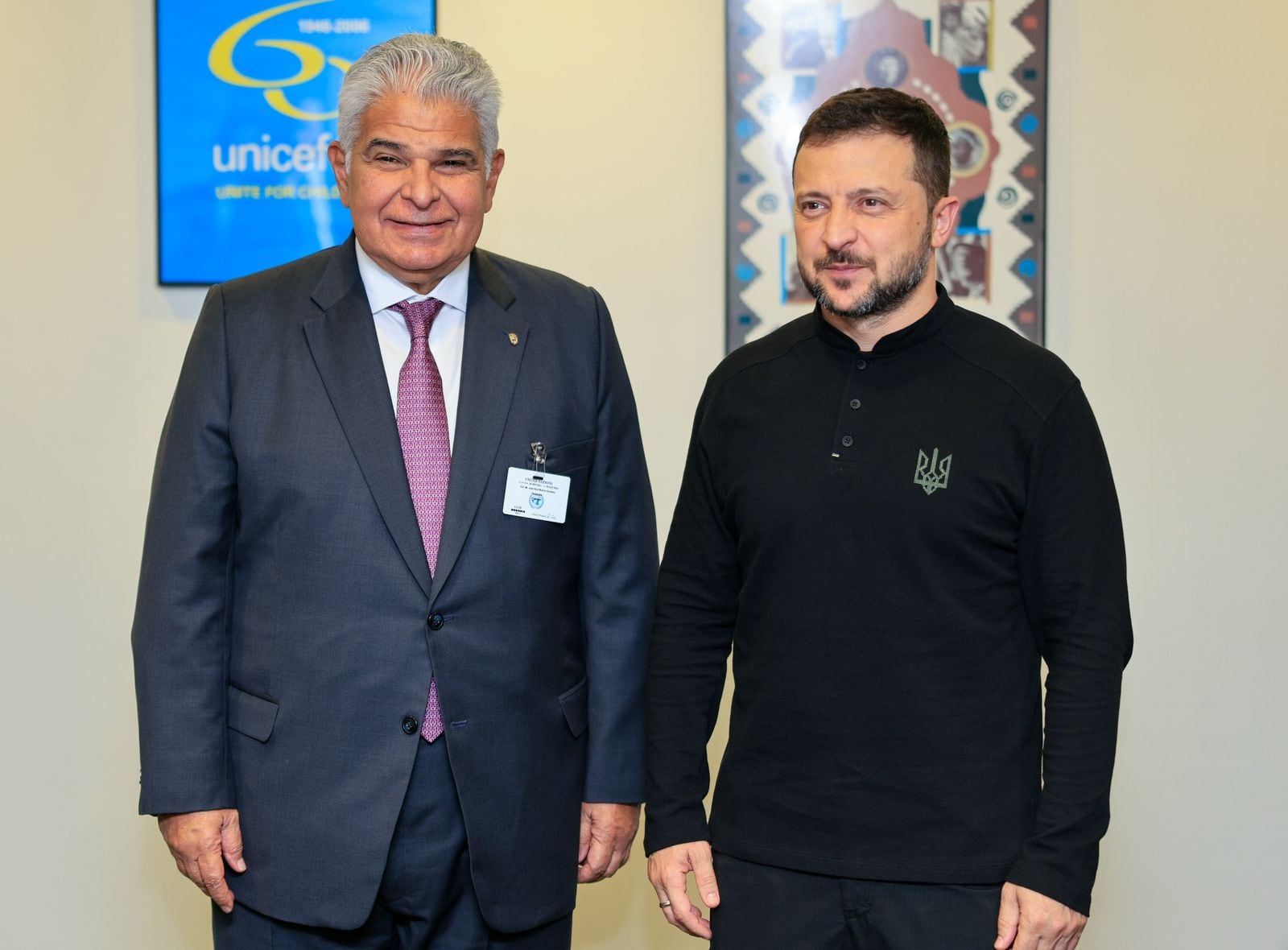 El presidente de la República de Panamá, José Raúl Mulino, y el presidente de Ucrania, Volodímir Zelenski, se reunieron en septiembre de 2024 en Nueva York, en el marco de la Asamblea General de la ONU, donde abordaron cooperación bilateral y la apertura de una embajada ucraniana en Panamá. Tomada de la Presidencia de Panamá