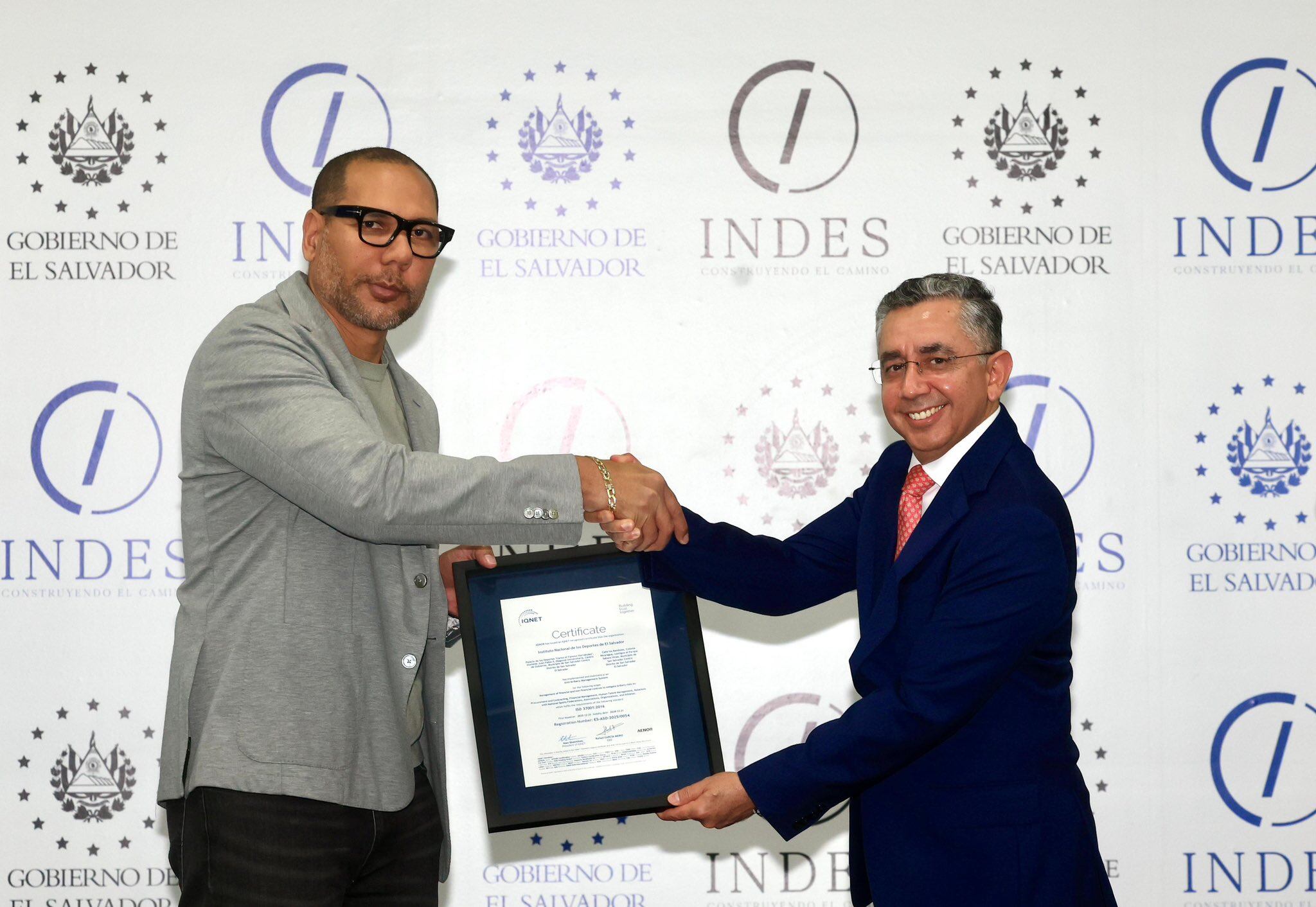 Entrega oficial del certificado ISO 37001 al INDES, que reconoce la implementación de un sistema de gestión antisoborno en la institución deportiva.