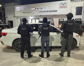 El detenido quedó a disposición de las autoridades ministeriales para determinar si utilizaba las prendas apócrifas para hacerse pasar por integrante de la Fuerza Pakal. (Crédito: facebook | Secretaría de Seguridad del Pueblo)