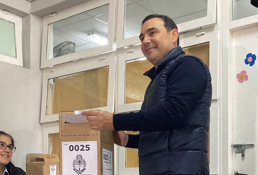 El gobernador Gustavo Valdés vota durante las elecciones de 2023