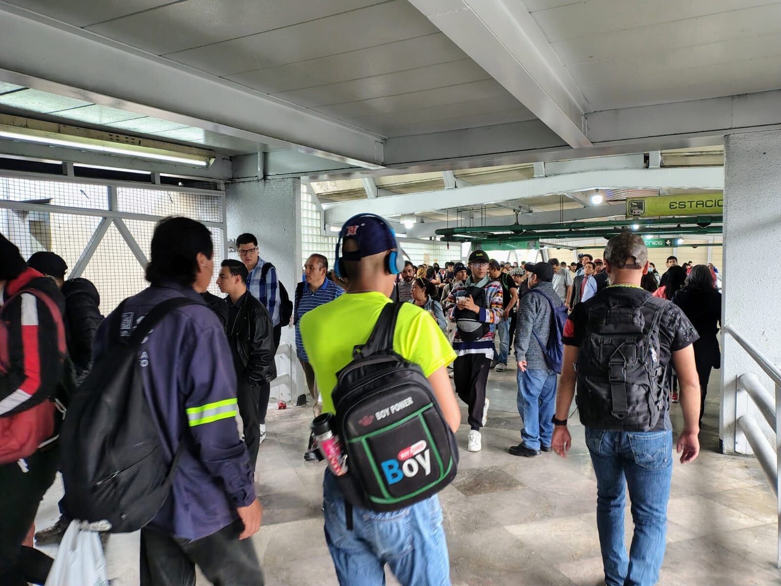 Aglomeraciones para abordar servicio de apoyo RTP. Foto: Omar Martínez/Infobae México.