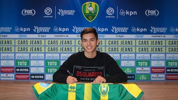 Kaj van Houwelingen firmando su primer contrato. - Crédito: ADO Den Haag