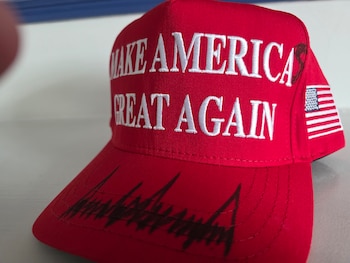 En la imagen, la atención de Petro se centró en un detalle de su gorra y en el simbolismo de la diversidad en América - crédito @petrogustavo/X