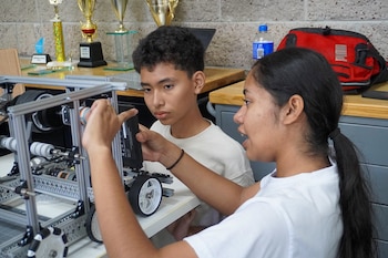 Stephanie Orantes, de 18 años, se consolidó como la mentora más joven en programas de robótica en El Salvador y referente juvenil en tecnología. (Fotos cortesía)