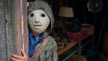 El Curioso es el hilo conductor de cada una de las historias de 'Las crónicas del miedo' (Netflix)
