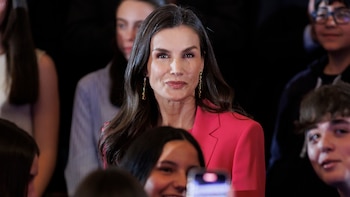 La reina Letizia no se baja de la tendencia monocromática: deslumbra en Granada con un traje fucsia de estreno y camiseta a juego