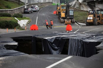 Trabajadores reparan calle dañada por