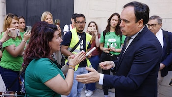 Llorca espera que "esta tarde o mañana como muy tarde" haya acuerdo con sindicatos para desconvocar la huelga educativa