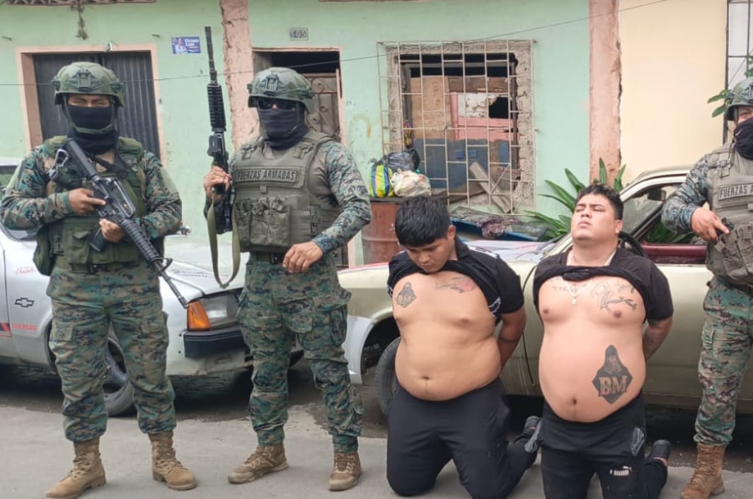 Los dos sicarios capturados de los Chone Killers
(Ministerio de Defensa)
