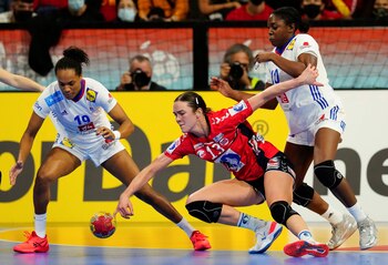 La noruega Kari Brattset (c)