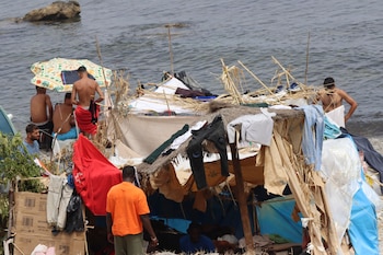 Alguna de las chozas improvisadas de la playa del Trampolín de Ceuta donde se encuentran los migrantes que llegaron a la playa del Tarajal (EFE / Reduan)
