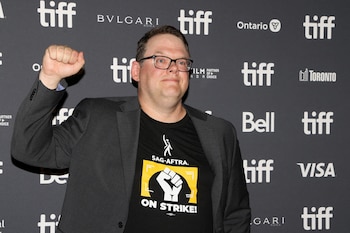 Duncan Crabtree-Ireland, es el director