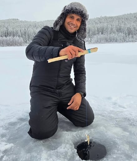 Sebastián pescó truchos en una laguna congelada en Canadá
