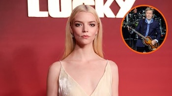 Retrato de Anya Taylor-Joy con cabello rubio y vestido claro, junto a un recuadro circular que muestra a Paul McCartney tocando una guitarra con borde naranja.