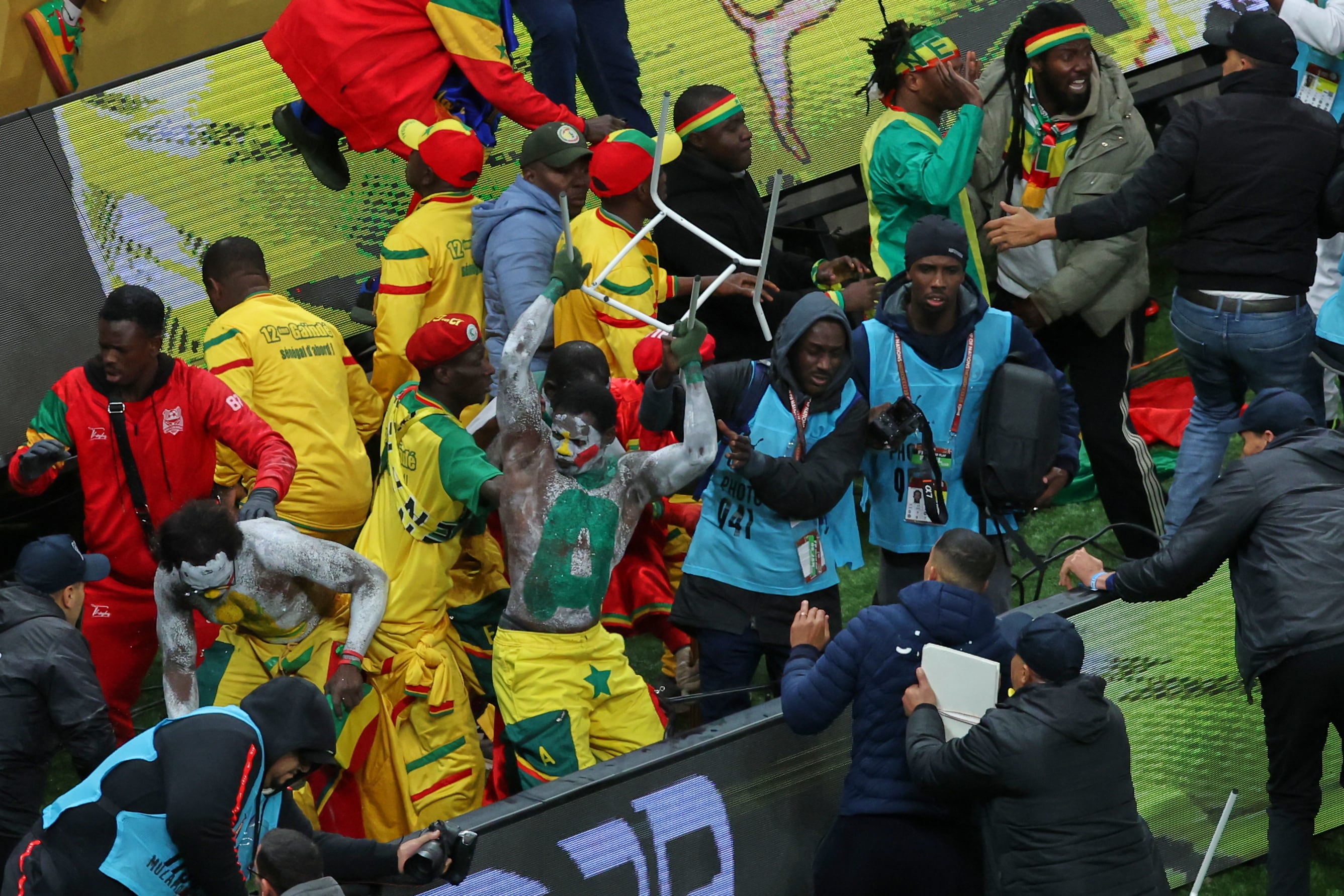 La protesta de los hinchas de Senegal tras cobrarse un polémico penal a favor de Marruecos (AP Foto/Youssef Loulidi)