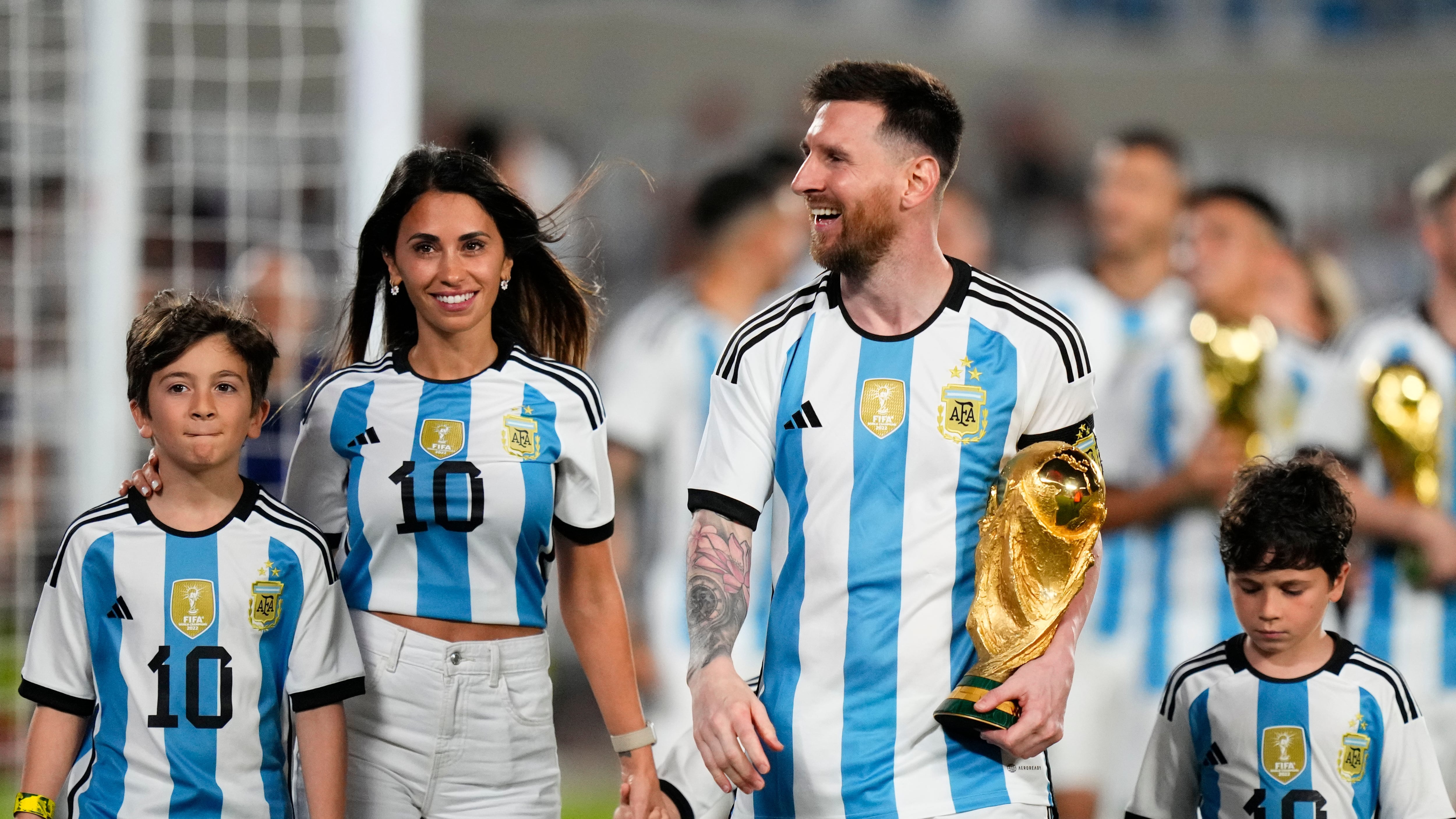 Messi, acompañado de su familia, con la Copa Mundial, en uno de los amistosos luego de ganar el título de Qatar 2022 (AP Foto/Natacha Pisarenko)