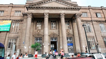 Mujer herida con fierro cerca