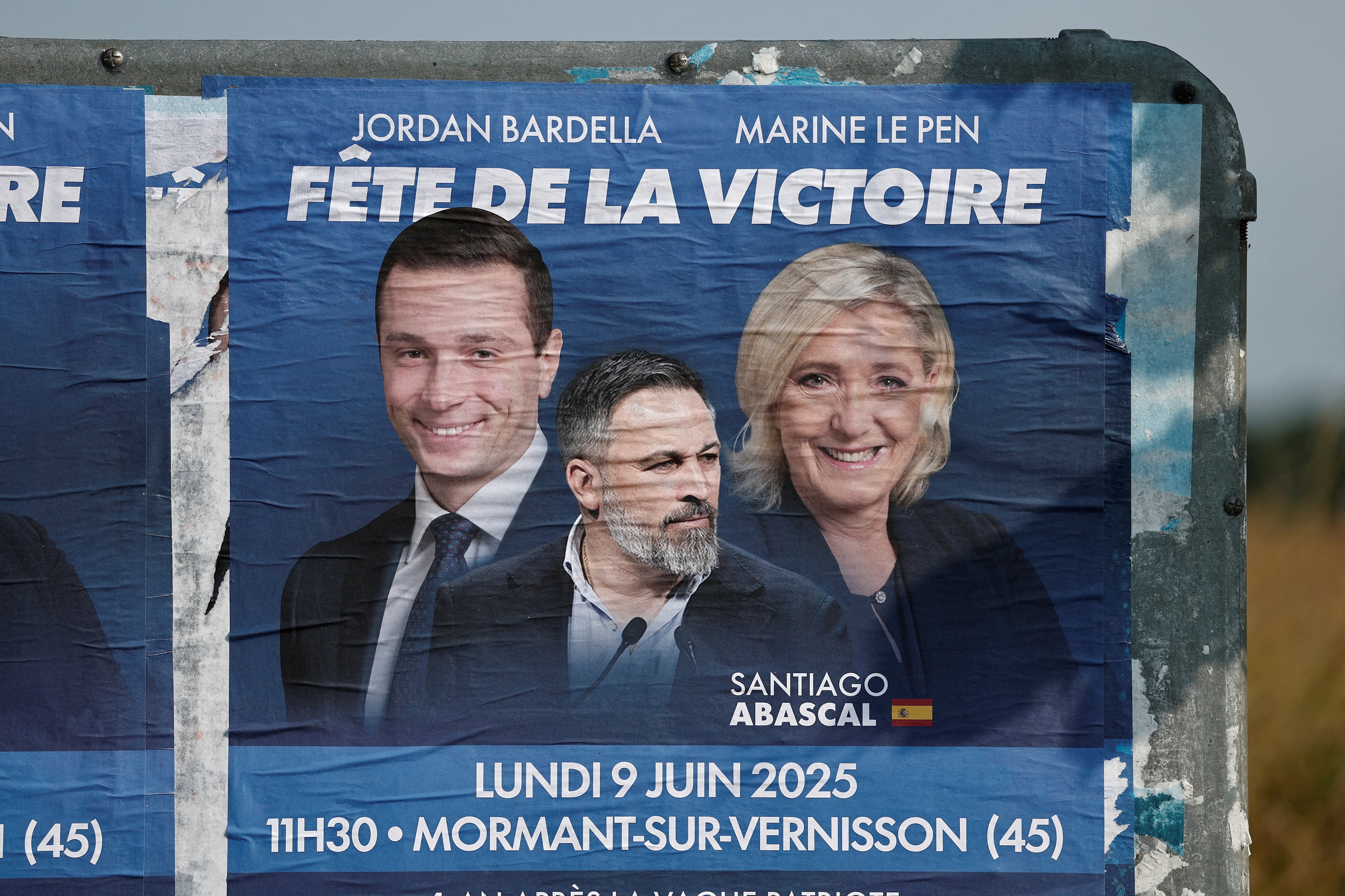 FOTO DE ARCHIVO: Un cartel con los retratos de la líder de extrema derecha francesa y diputada Marine Le Pen, Jordan Bardella, presidente del partido político francés de extrema derecha Agrupación Nacional (RN) y el líder del partido de extrema derecha español Vox, Santiago Abascal (REUTERS/Benoit Tessier/Foto de archivo)