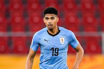 Ronald Araujo juega en el