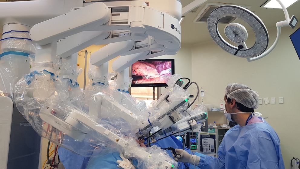 Cómo funciona la cirugía robótica en la Argentina: “El robot no opera solo, ni viene a reemplazar al cirujano” Cómo funciona la cirugía robótica en la Argentina: “El robot no opera solo, ni viene a reemplazar al cirujano”