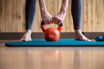 Ejercicios de fuerza (Adobe Stock)