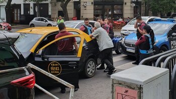 El taxista rodeado de efectivos de Policía de la Ciudad