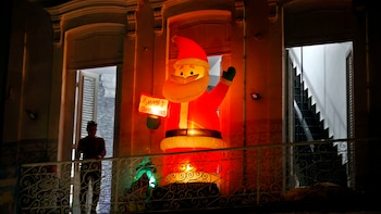 Una persona descansa en un