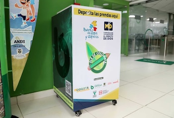 En estos lugares se recibirá ropa de cualquier tipo, como pantalones, blusas, chaquetas, faldas, zapatos que ya no utilicen o que sirvan para reparar, excepto prendas interiores y almohadas.
Foto vía: Secretaría de Ambiente.