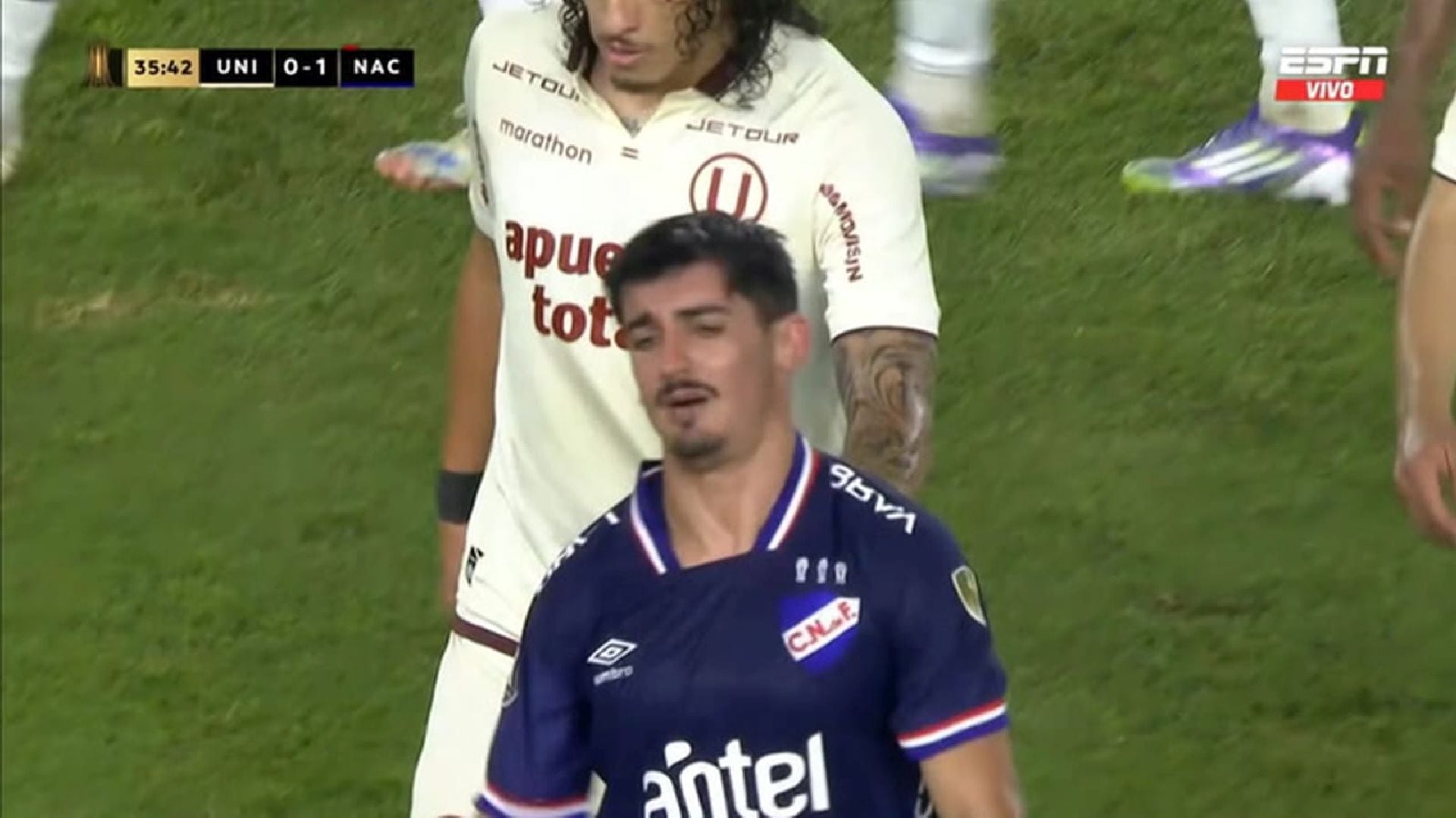 Jugador de Nacional fue expulsado ante Universitario, pero se negó a dejar el campo en partido ‘picante’ por Copa Libertadores